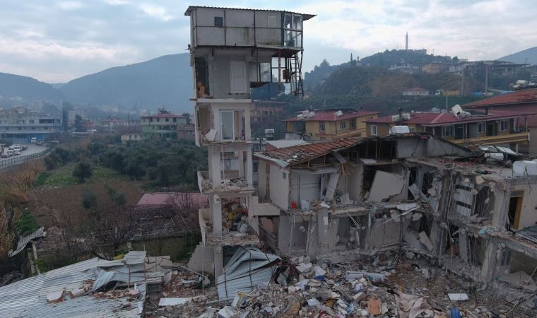 Antakya'da yarısı çöken binanın üstündeki 'güvercin evi' son depremlerle de yıkılmadı