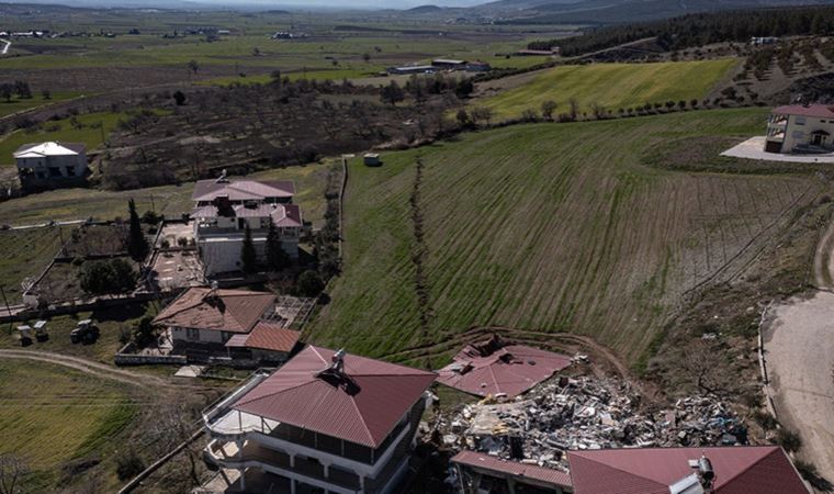 Depremde oluşan yarık, mahalleyi ikiye böldü