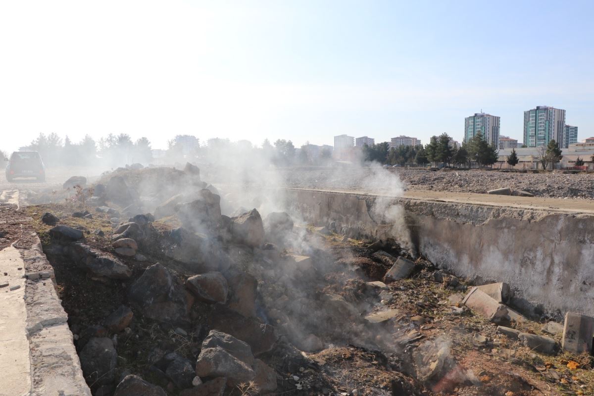 Diyarbakır’da deprem sonrası yerin altından çıkan duman 18 gündür tütüyor