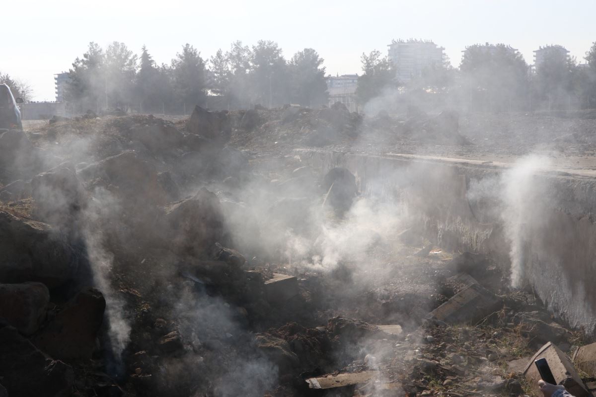 Diyarbakır’da deprem sonrası yerin altından çıkan duman 18 gündür tütüyor