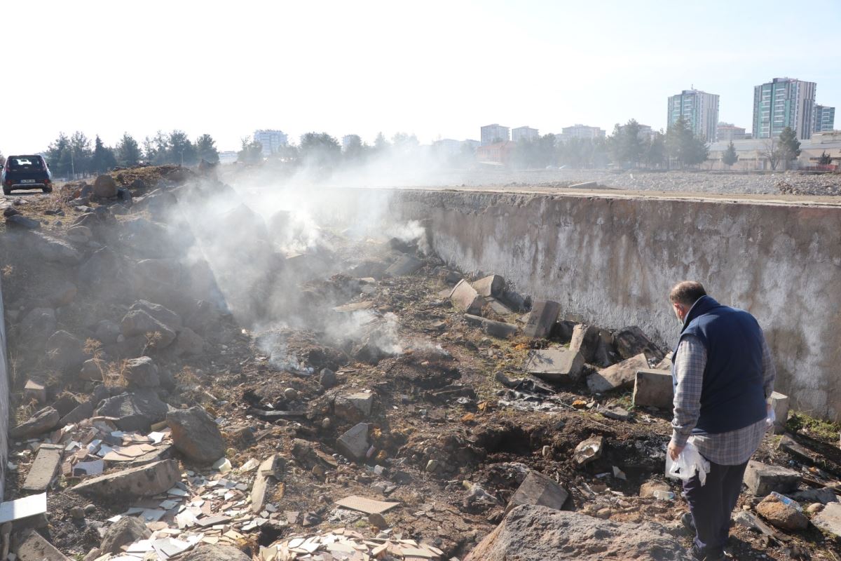 Diyarbakır’da deprem sonrası yerin altından çıkan duman 18 gündür tütüyor