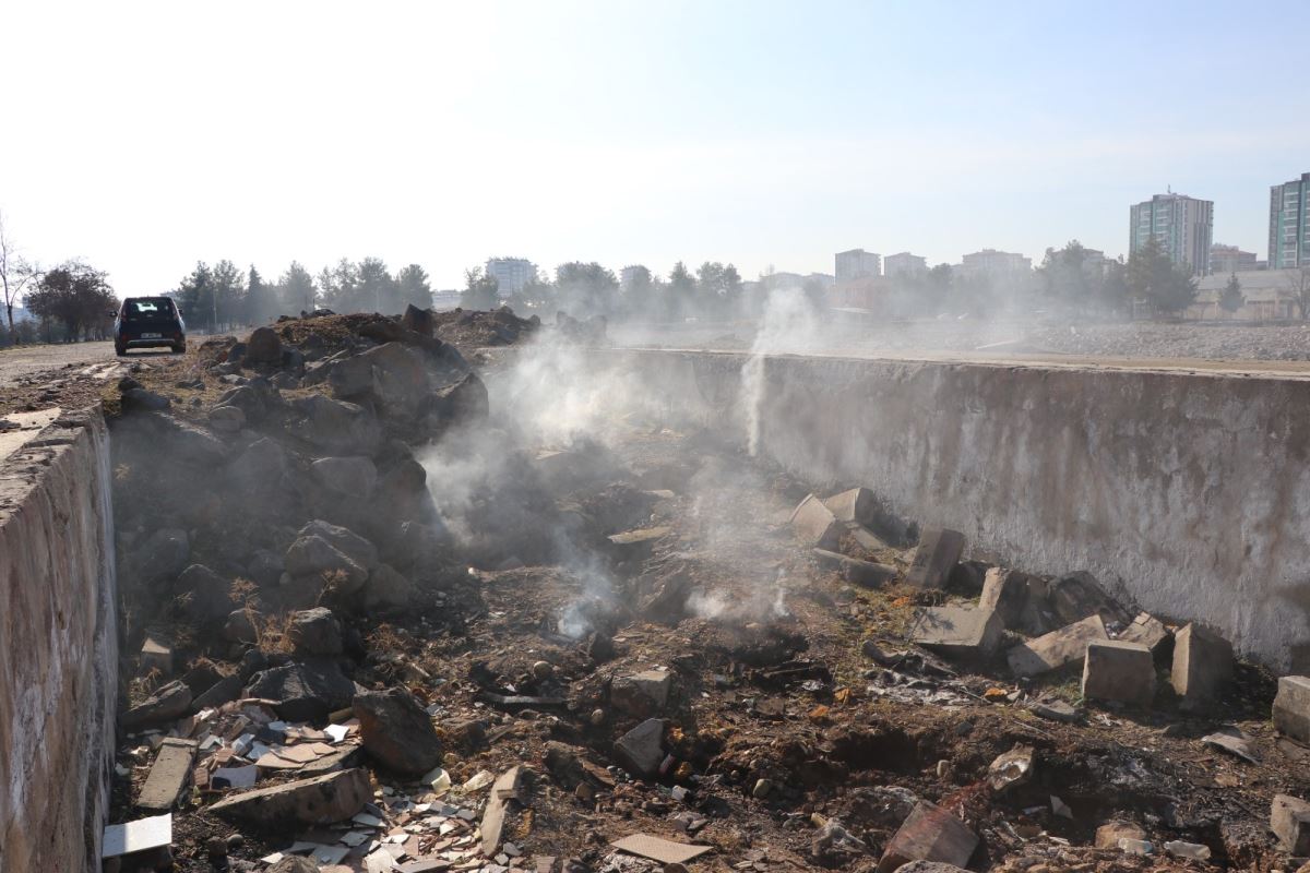 Diyarbakır’da deprem sonrası yerin altından çıkan duman 18 gündür tütüyor