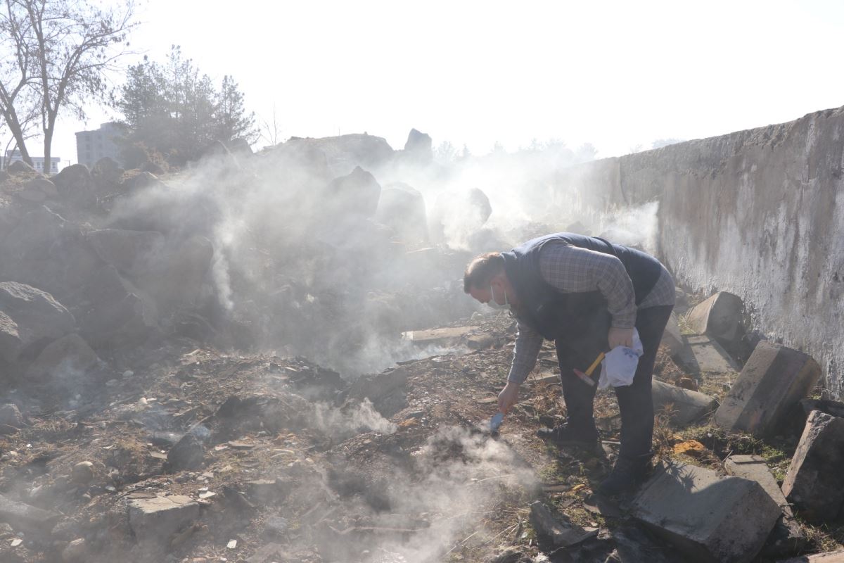 Diyarbakır’da deprem sonrası yerin altından çıkan duman 18 gündür tütüyor