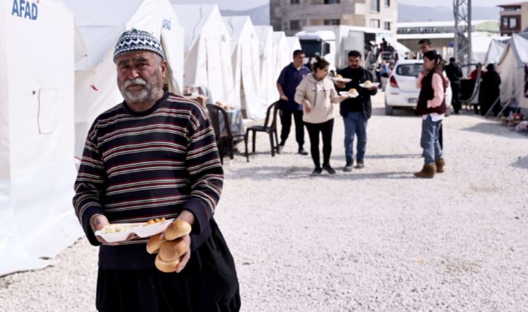 Cumhuriyet, çadır kentte yaşayan depremzede yurttaşlarla konuştu: 'Yarınımız karanlık'