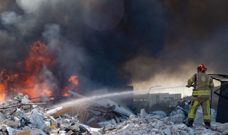 Hatay'da depremde yıkılan fabrikanın enkazında çıkan yangına müdahale ediliyor