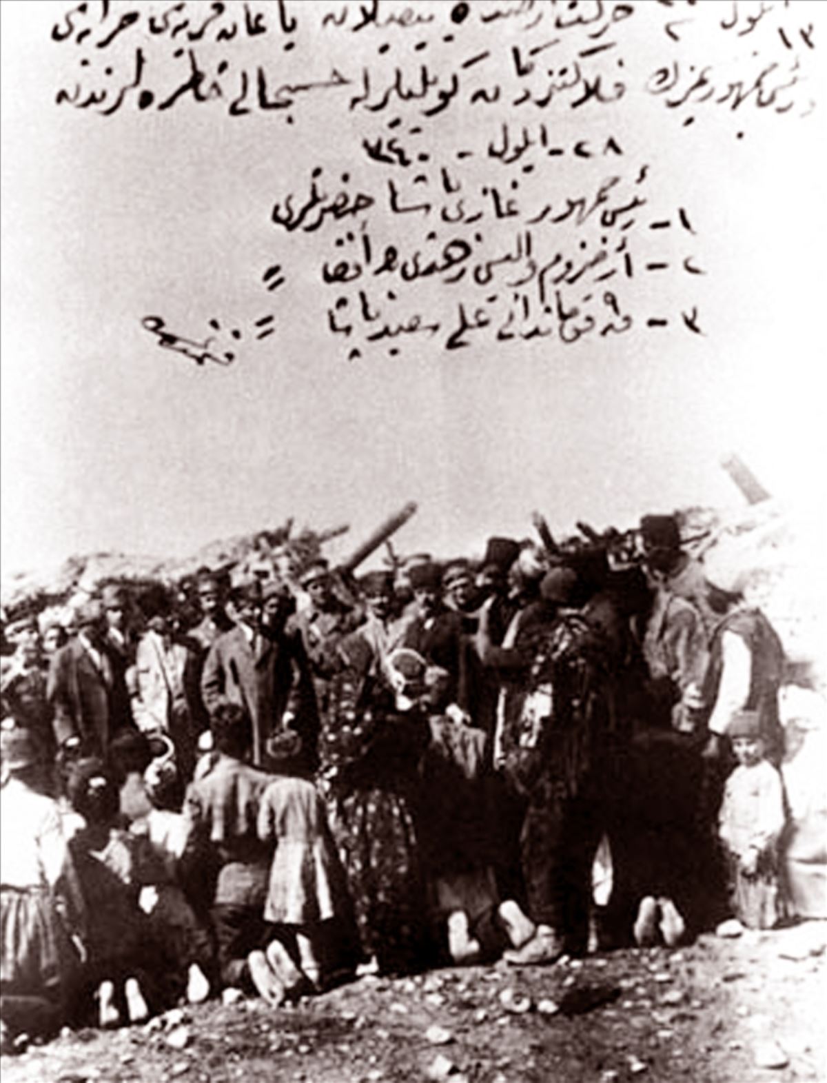 <h3>1924 ERZURUM DEPREMİ</h3><p>Erzurum'da 2 Ekim 1924'te meydana gelen 6,8 büyüklüğündeki depremde 60 kişi hayatını kaybetmişti. Mustafa Kemal Atatürk, Erzurum'un Hasankale ilçesinde depremzedeler ile birlikte.</p>