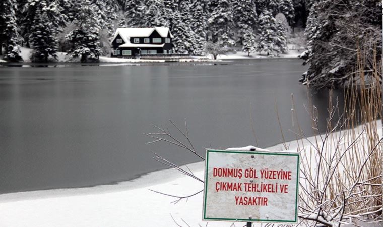 Bolu Gölcük Tabiat Parkı kar yağışına teslim oldu