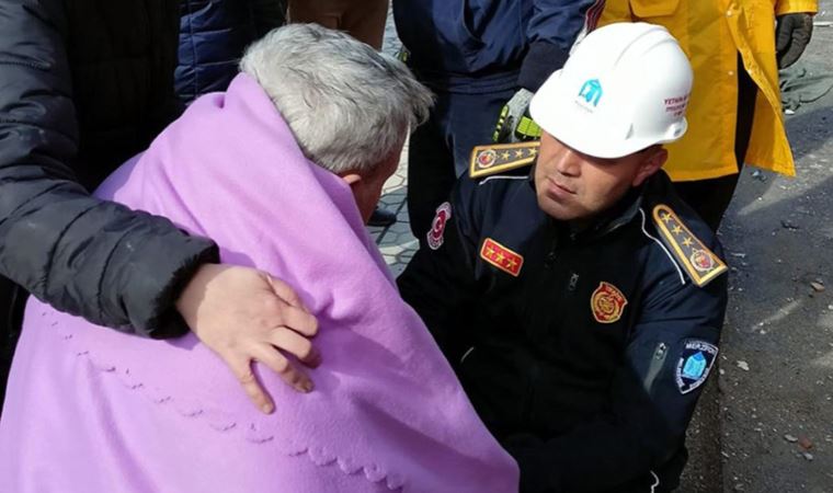 Kahramanmaraş'ta duygulandıran anlar... İtfaiye eri enkazdan çıkardıkları yaşlı adama kendi botlarını verdi: 'Peki sen ne yapacaksın?'