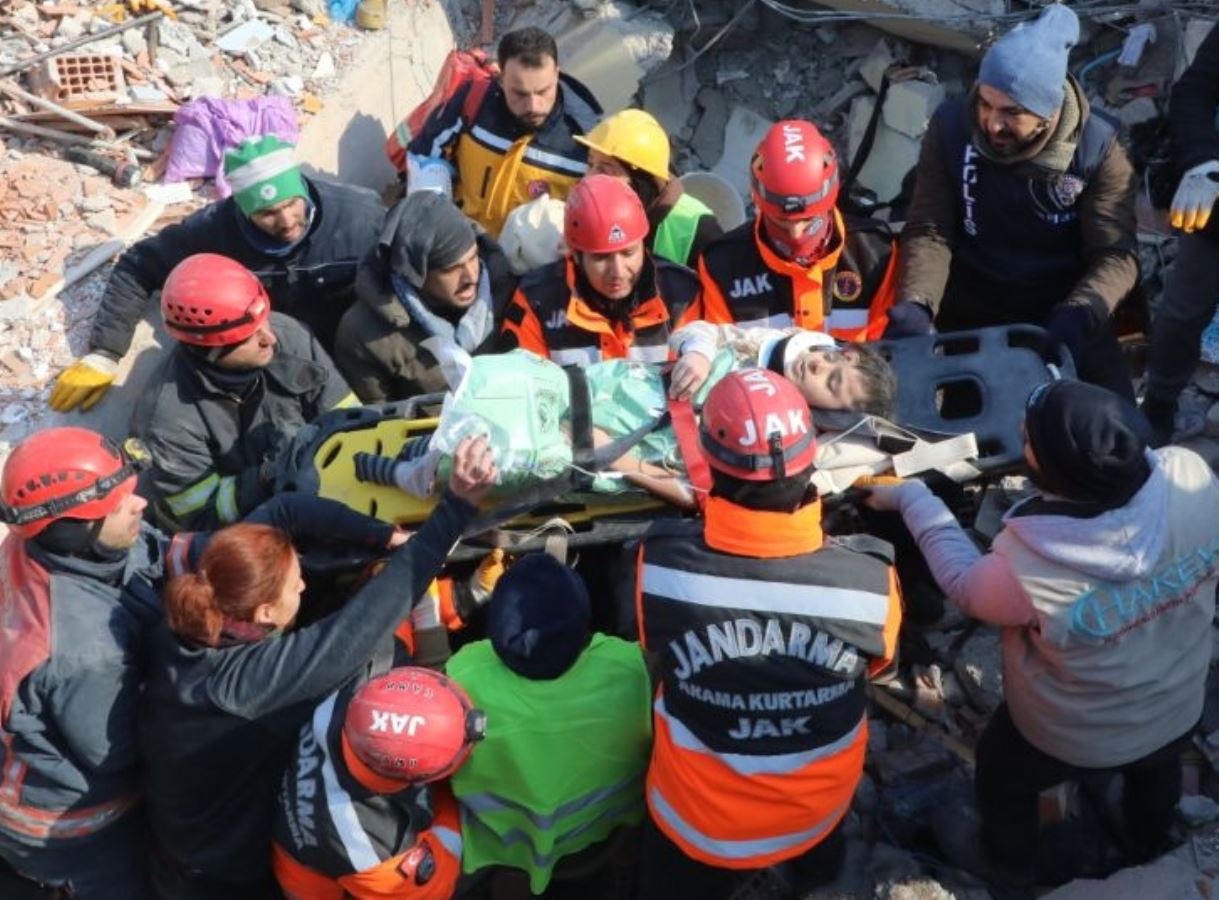 Depremden saatler sonra umut dolu kurtuluşlar