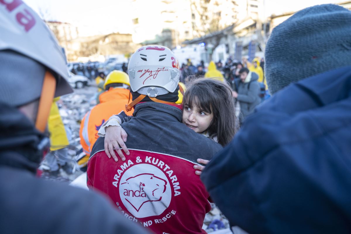 Depremden saatler sonra umut dolu kurtuluşlar