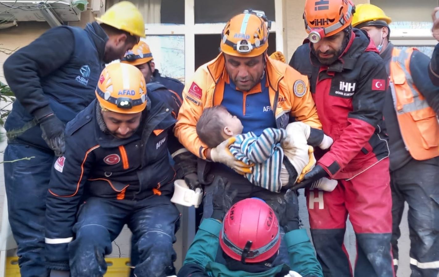 Depremden saatler sonra umut dolu kurtuluşlar