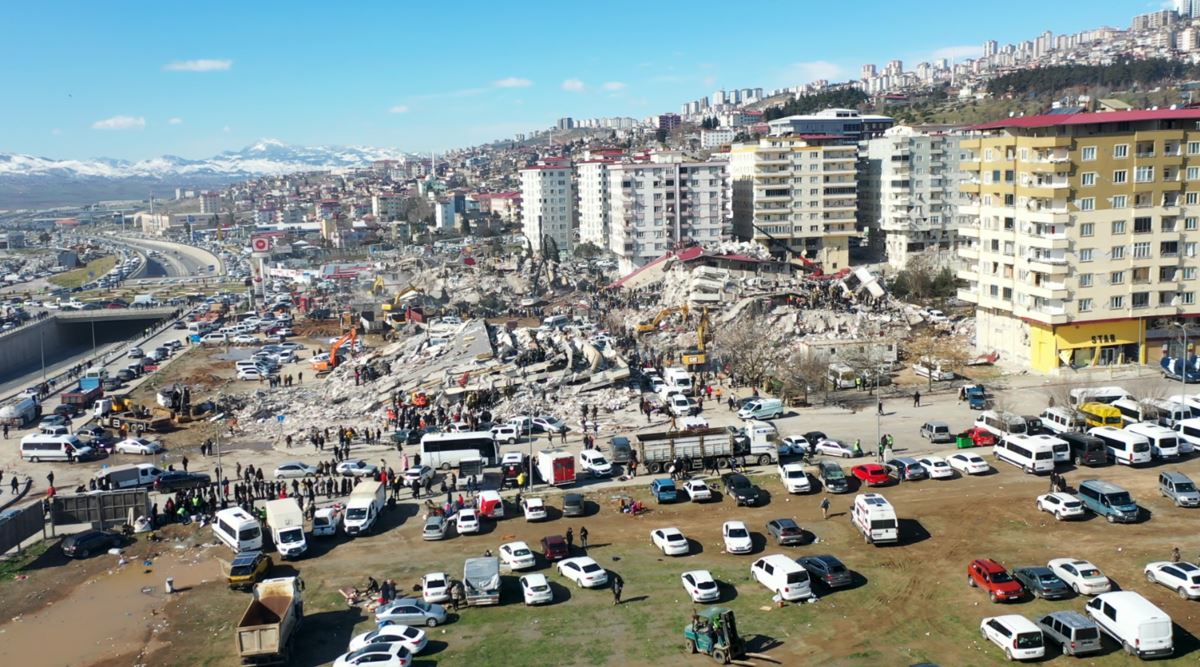 Korkutan depremin yıkım dolu görüntüleri