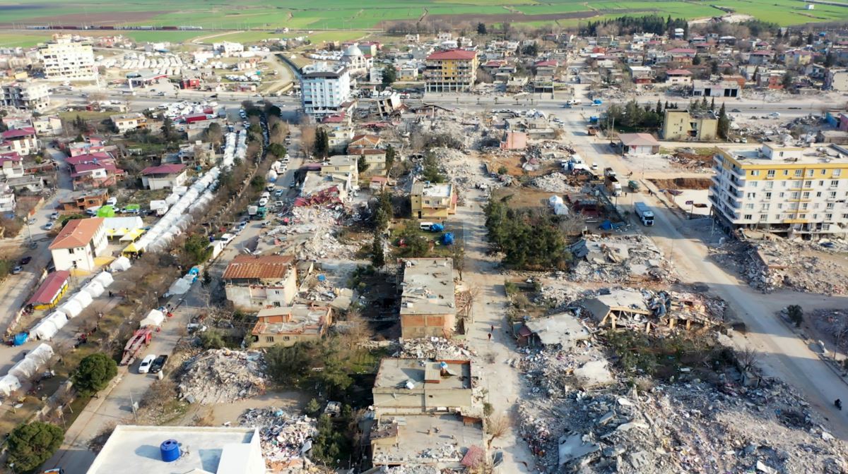 Korkutan depremin yıkım dolu görüntüleri