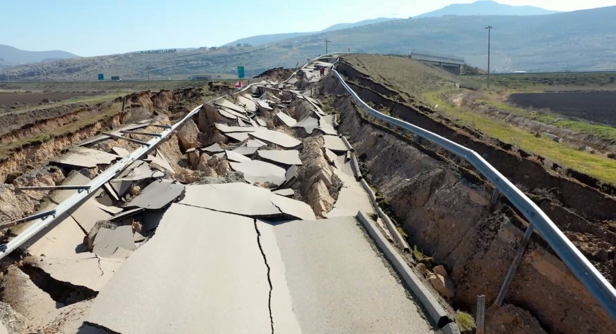 Korkutan depremin yıkım dolu görüntüleri