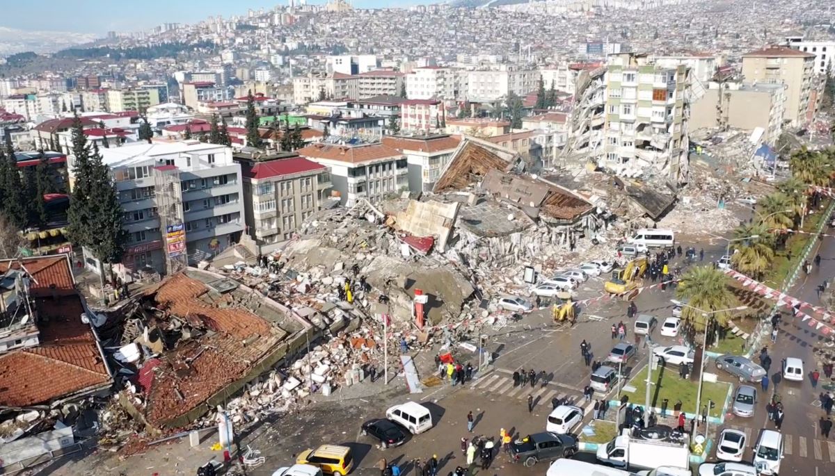 Korkutan depremin yıkım dolu görüntüleri