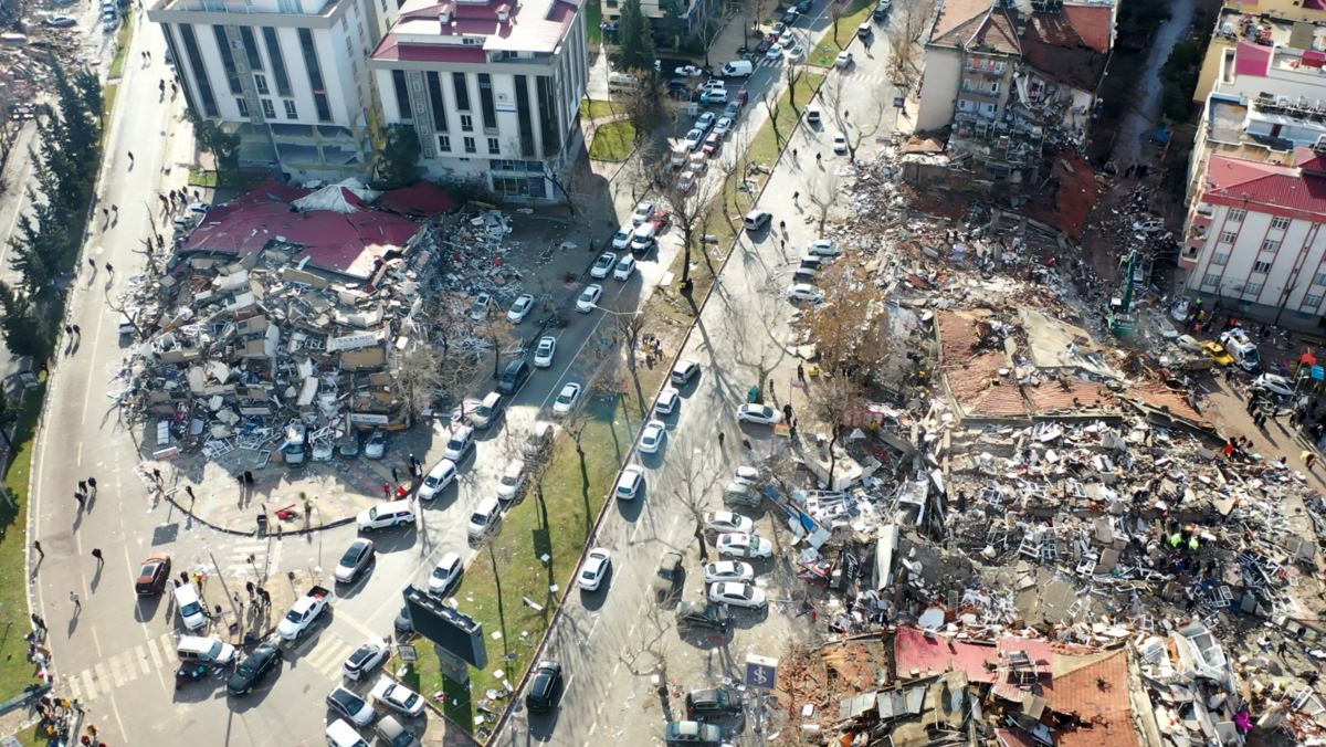 Korkutan depremin yıkım dolu görüntüleri