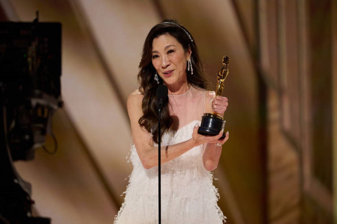 <p><strong>- En İyi Kadın Oyuncu:</strong> Michelle Yeoh</p>
<p>"Everything Everywhere All At Once"</p>