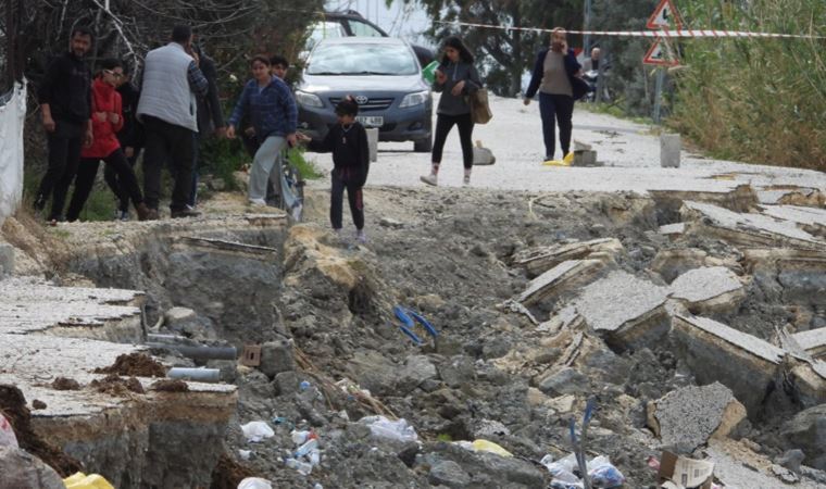 Hatay'da evlerin yakınında bulunan yolda deprem nedeniyle yarık oluştu