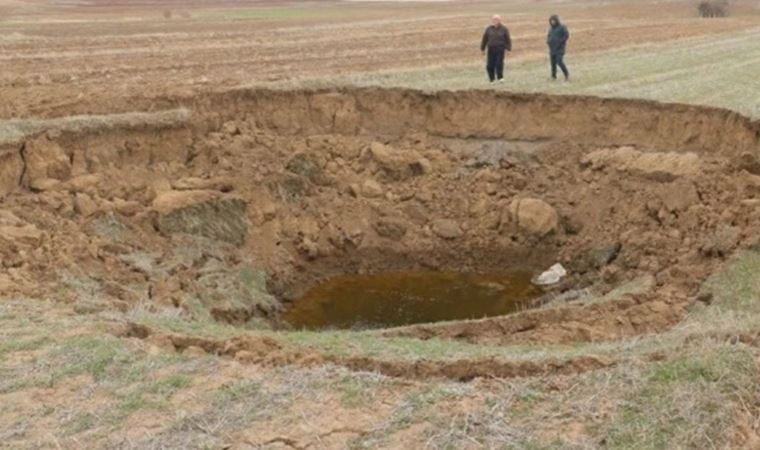 Sivas'ta tedirgin eden görüntü: 15 metre çaplı obruk oluştu