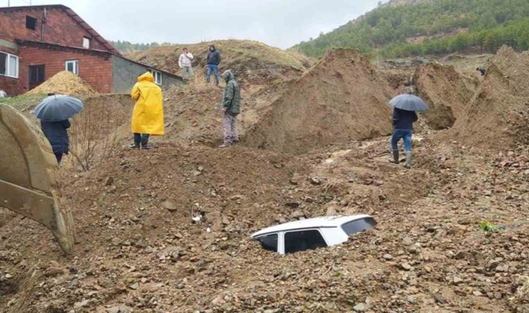 Adıyaman’da heyelan 1 iş makinesi ve otomobili yuttu