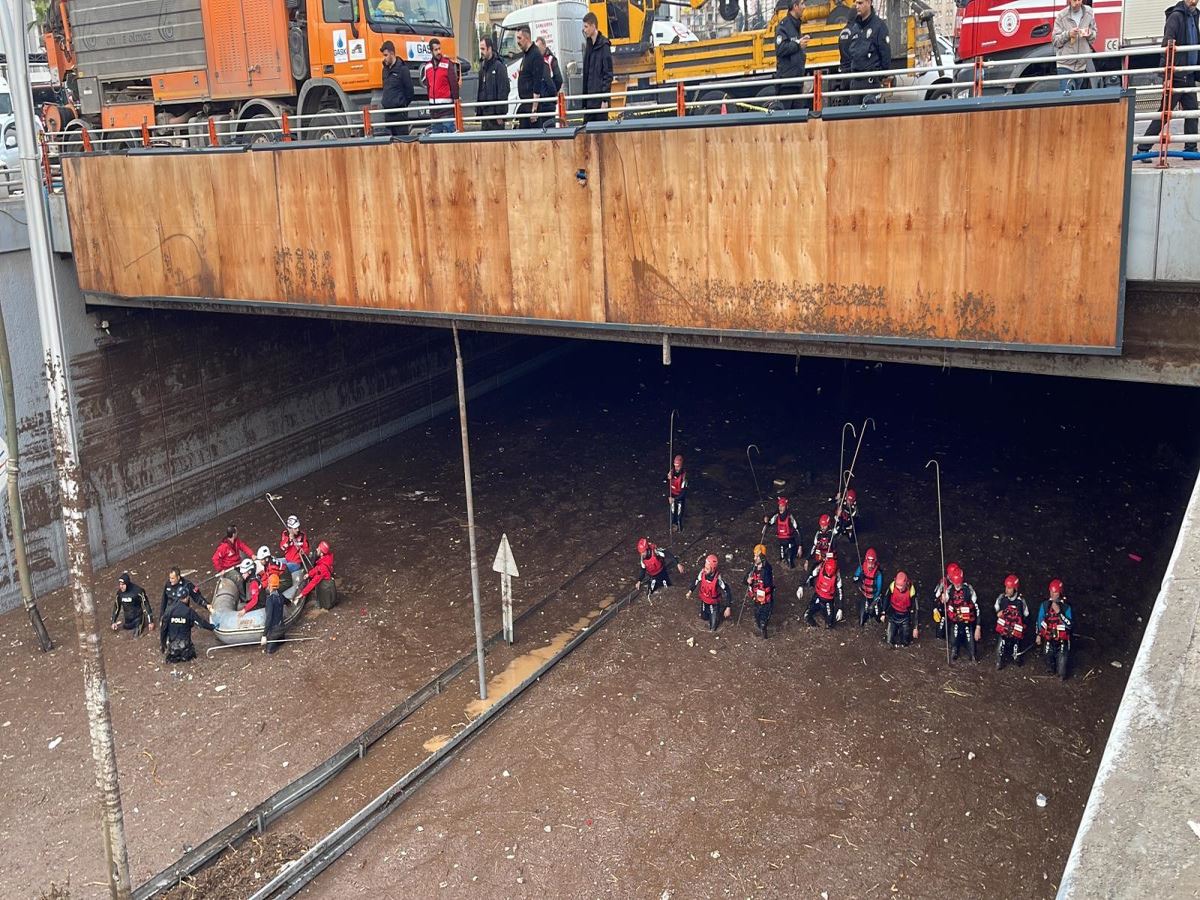 <p>Koca, "Şanlıurfa’da meydana gelen selde, Eğitim ve Araştırma Hastanemizin eksi 1. katı olaydan etkilenmiş, tedavisi bu katta yapılan hastaların nakli görevlendirilen ambulanslar ile sağlanmıştır' şeklinde konuştu.</p>