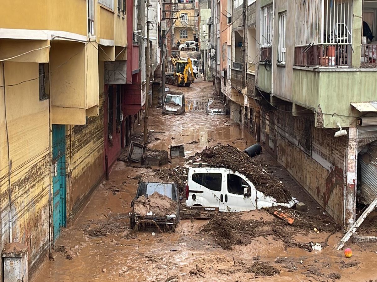 <p>Kayıp olan Adıyaman'dan 2, Şanlıurfa'dan 3 kişinin arama kurtarma çalışmaları devam ediyor.</p>