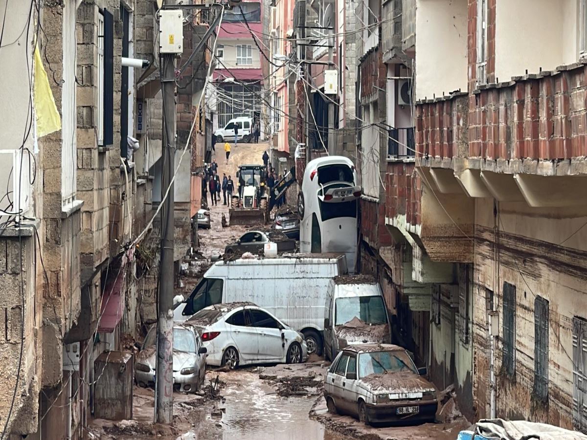 <p>Şanlıurfa ve Adıyaman'da önceki akşam saatlerinde başlayan ve aralıksız devam eden sağanaktan kaynaklanan sel felaketinde can kaybı 15'e yükseldi. </p>