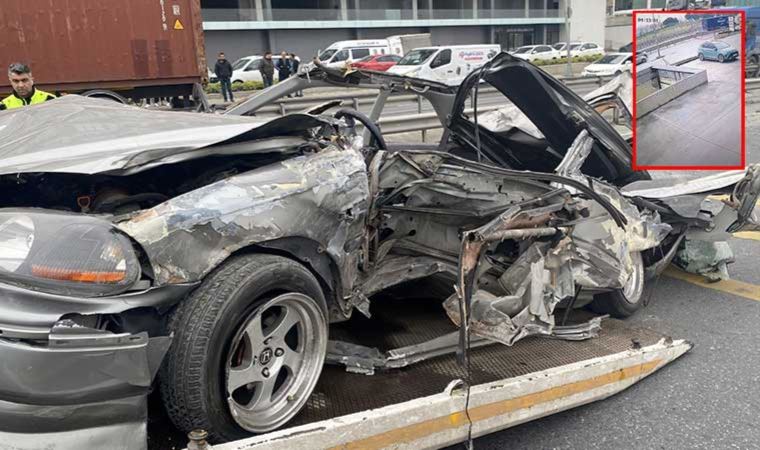 İstanbul'da bariyerlere ve TIR'a çarpan otomobildeki 2 kişi yaşamını yitirdi