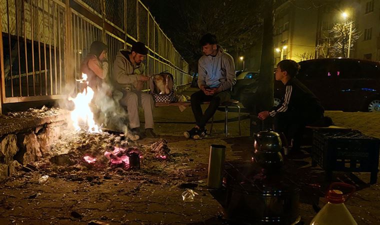 Bolu’da deprem nöbeti: Evlerine girmeye korkuyorlar