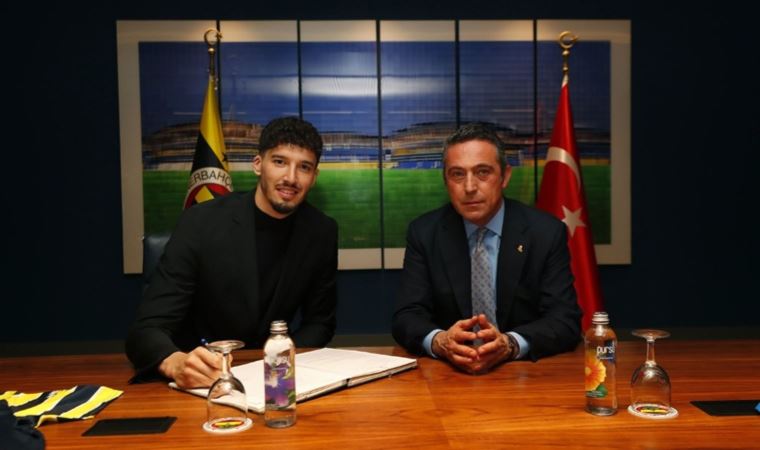 Fenerbahçe'de Altay Bayındır resmi imzayı attı