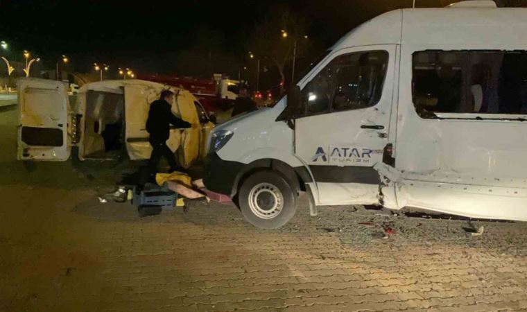 Ticari araç, midibüs ve otomobile çarptı: 3 yaralı