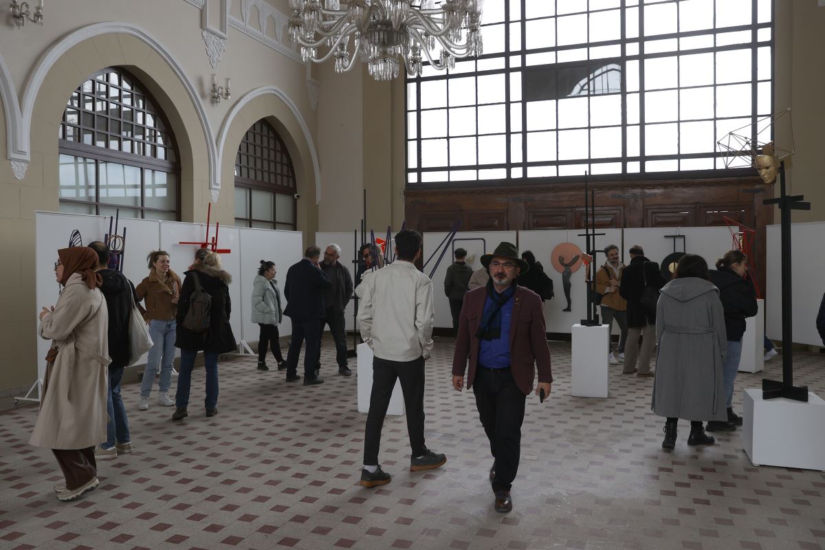 Edirne'de atık ahşap malzemeler kullanılarak hazırlanan heykeller sergilendi