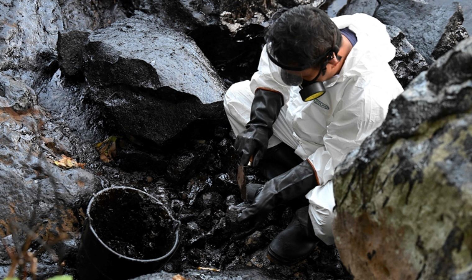 Batık gemiden sızan petrol adayı harap etti