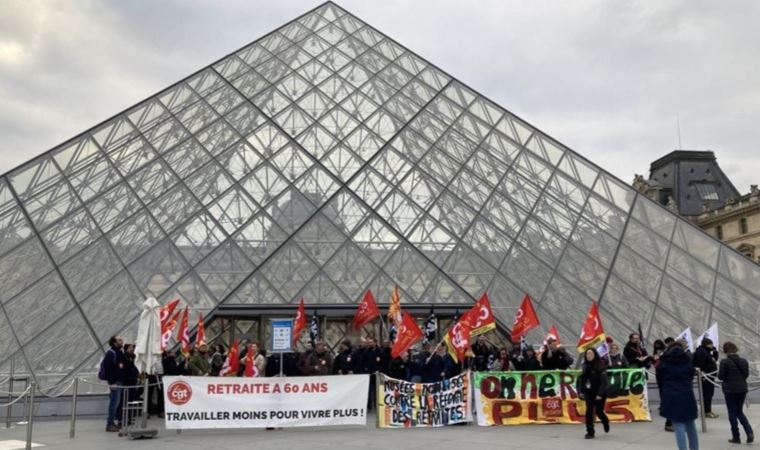 Fransa'da protestocular Louvre Müzesi'nin girişini kapattı