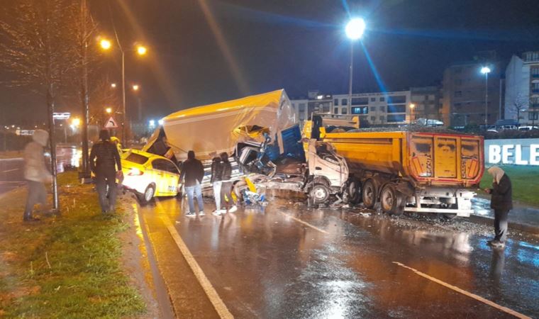 İstanbul'da feci kaza... Hafriyat kamyonuna çarpan kamyonet, taksiyi altına aldı