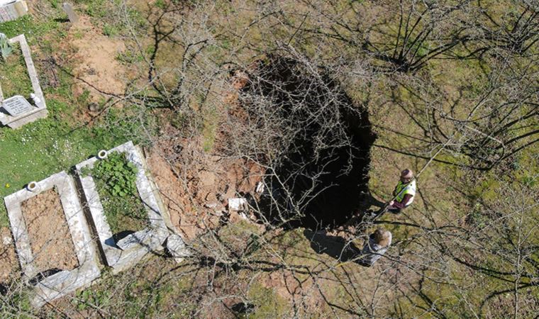 Bölgede ilk kez görüldü: Mezarlıkta 6 metre çapında ve derinliğinde obruk!