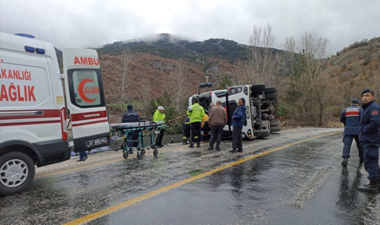 Kastamonu'da çimento yüklü TIR devrildi: Şoför yaralı