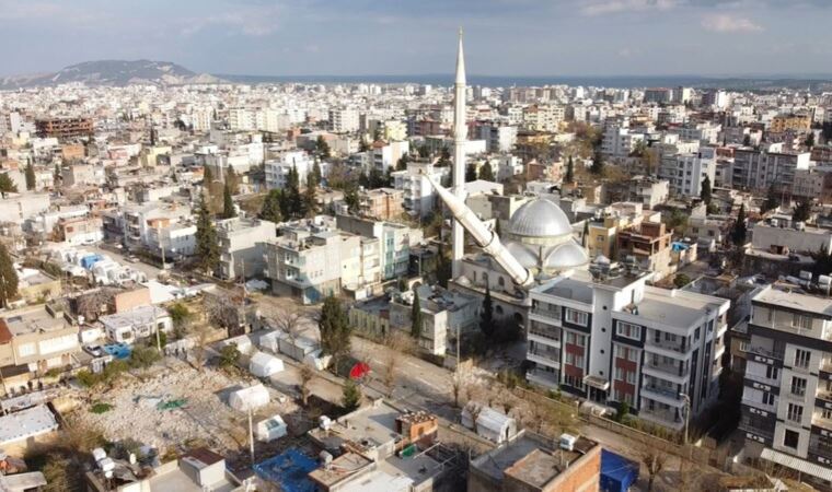 Yüzde 10’luk sapma oldu: Minare evin üzerine devrildi!