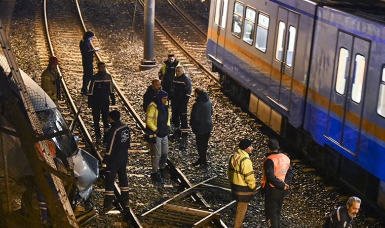 Bakırköy'de otomobil metro hattına uçtu!