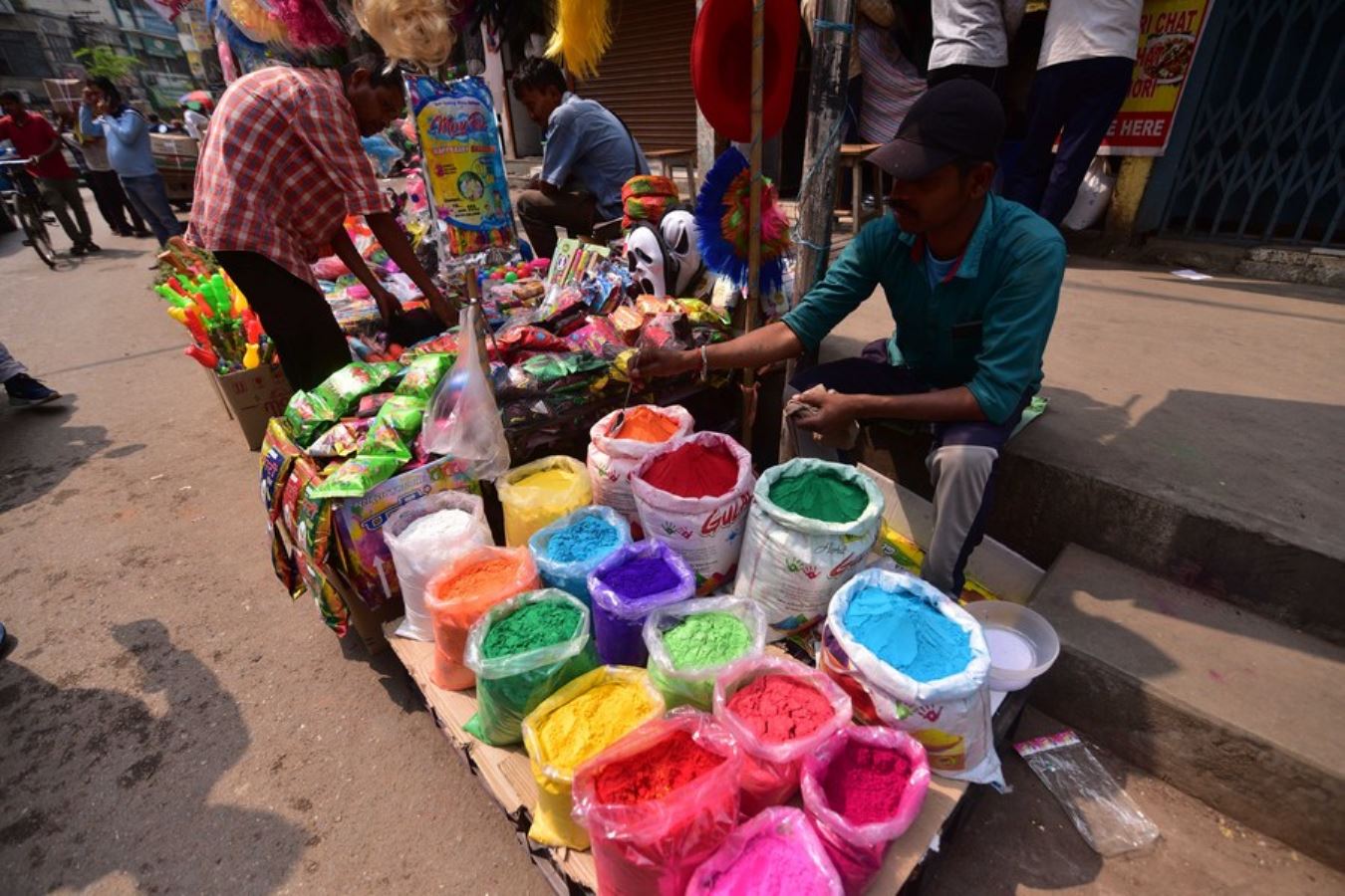 Hindistan pazarları Hindu renk festivali Holi'ye hazır