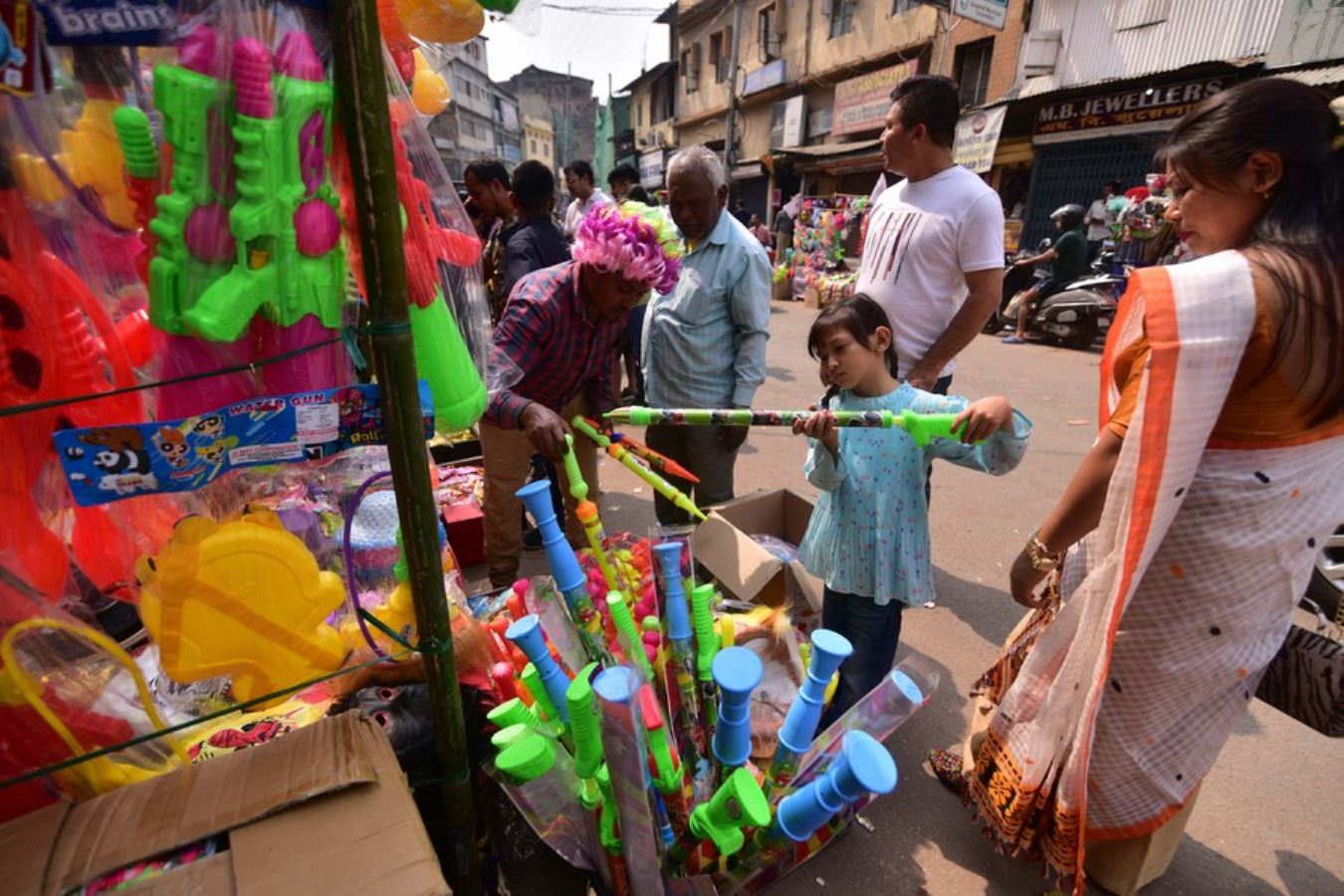 Hindistan pazarları Hindu renk festivali Holi'ye hazır