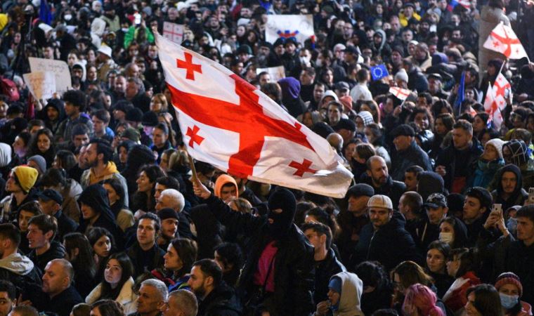 Gürcistan'da binlerce kişi parlamento önünde hükümeti protesto etti