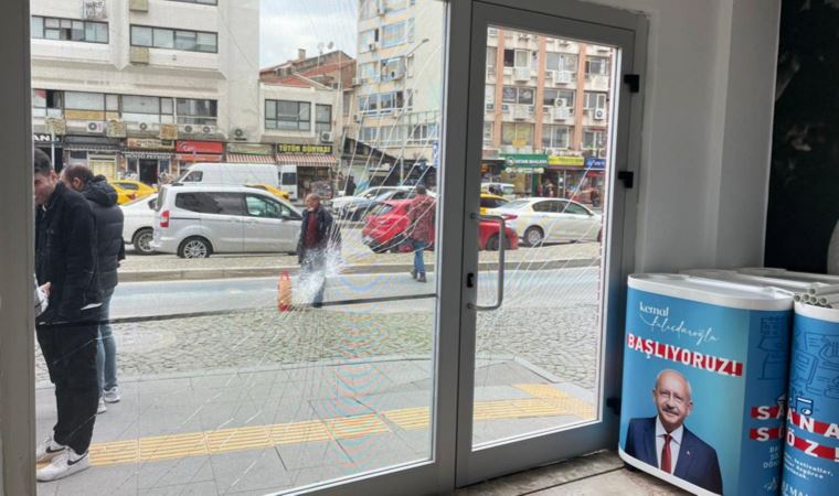 Son dakika... İzmir'de CHP seçim bürosuna taşlı saldırı!