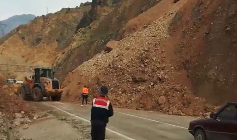 Artvin-Ardanuç kara yolunda heyelan: Yol ulaşıma kapandı!