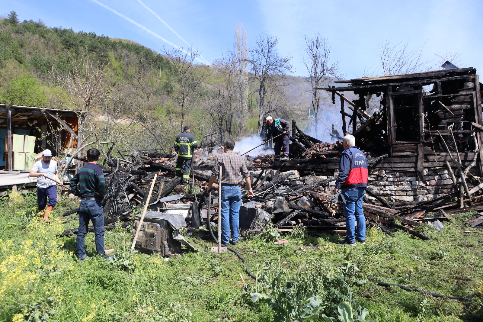 Cide'nin o köyünde fırtına çatıları uçurdu - Kastamonu İstiklal