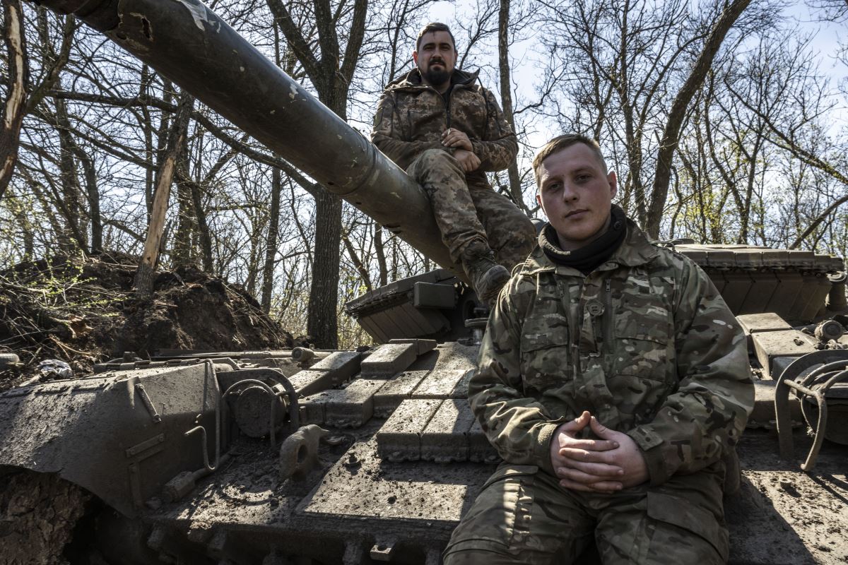 Ukrayna tankları sıcak çatışmaların yaşandığı Avdiyivka cephesinde yoğun atışlar yapıyor