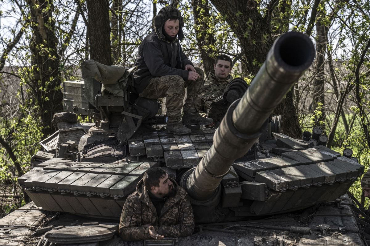 Ukrayna tankları sıcak çatışmaların yaşandığı Avdiyivka cephesinde yoğun atışlar yapıyor