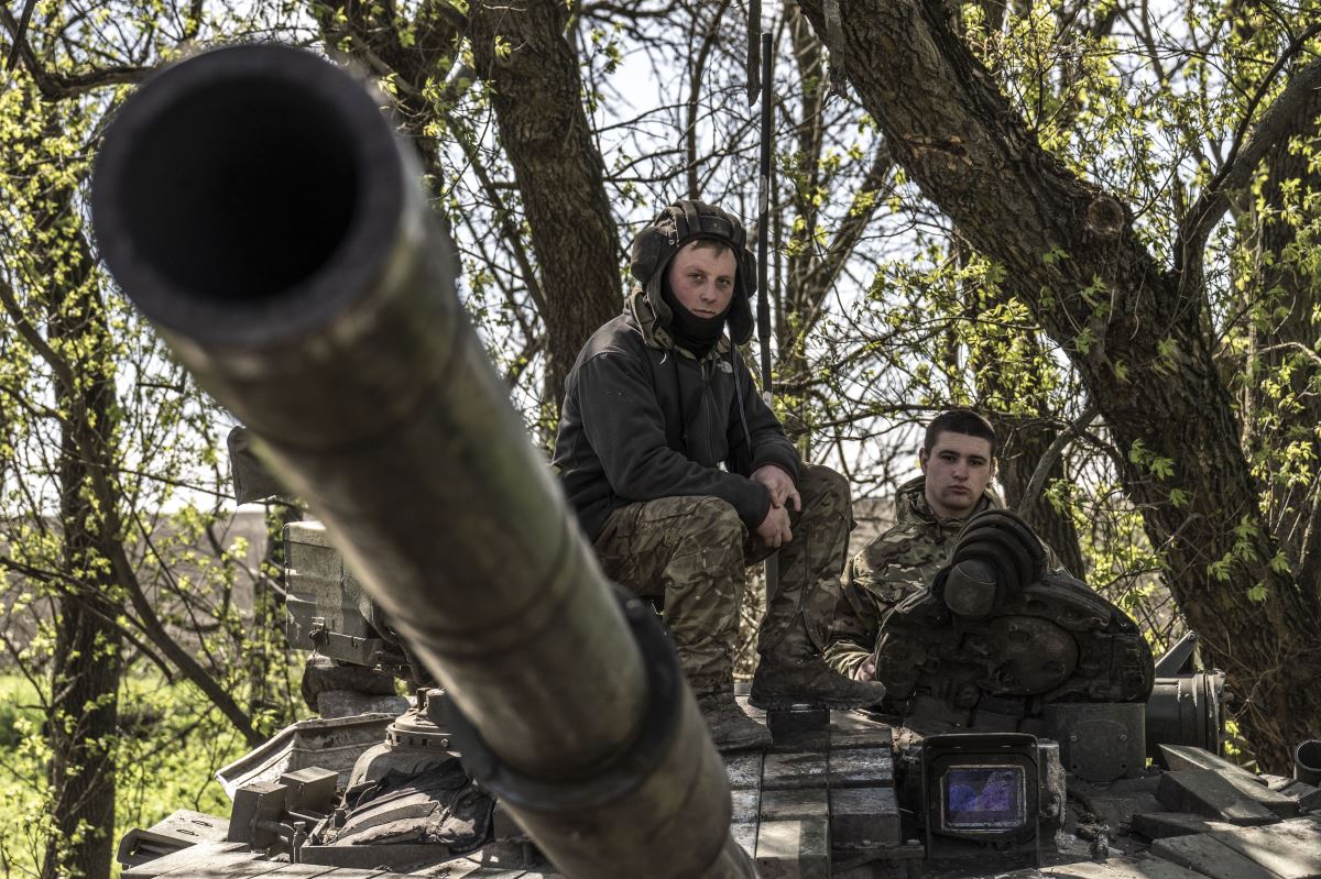 Ukrayna tankları sıcak çatışmaların yaşandığı Avdiyivka cephesinde yoğun atışlar yapıyor