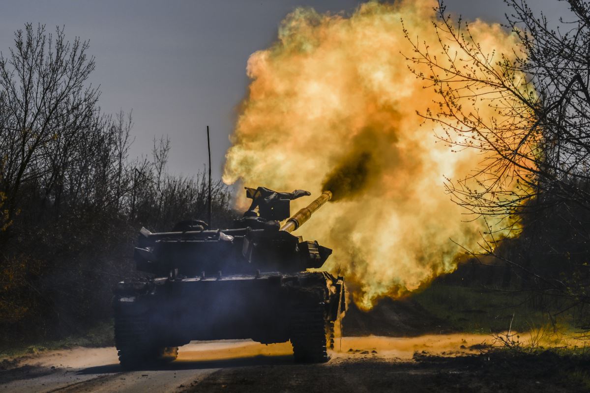 Ukrayna tankları sıcak çatışmaların yaşandığı Avdiyivka cephesinde yoğun atışlar yapıyor