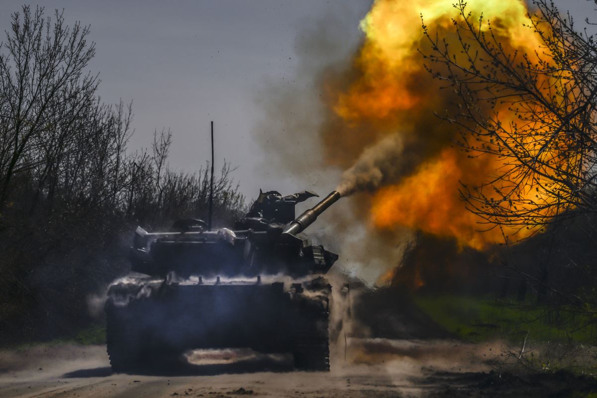 Ukrayna tankları sıcak çatışmaların yaşandığı Avdiyivka cephesinde yoğun atışlar yapıyor